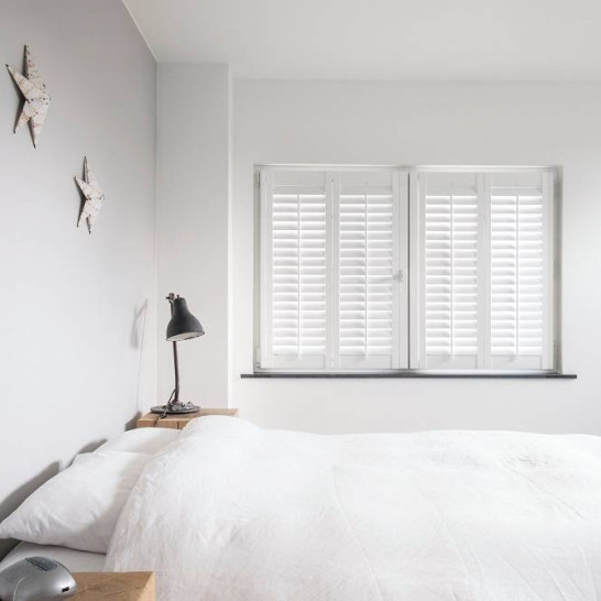 Shutters in de slaapkamer in de kleur wit van het merk JASNO